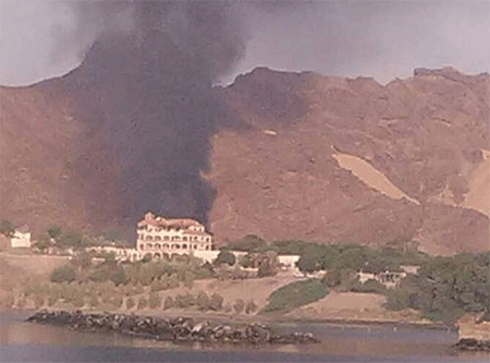 El dimitido primer ministro yemení huye de Adén tras ataques con misiles